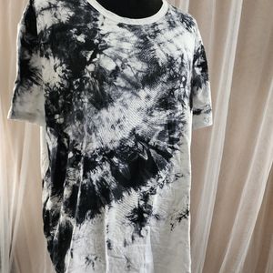 Short Sleeve t-shirt black & white tie-dye Kliegou XL never worn great condition